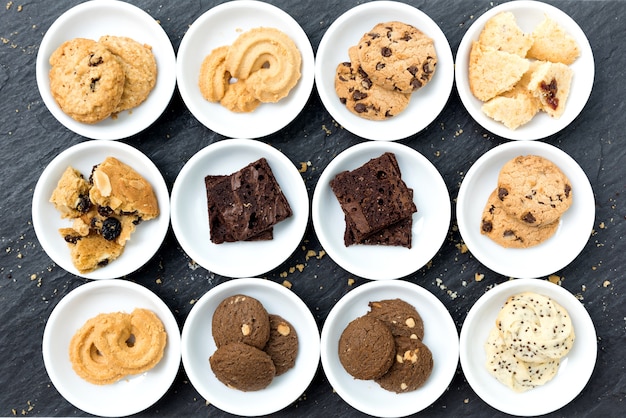 Biscuits et brownie dans un récipient en céramique blanche plat poser sur le dessus de la table