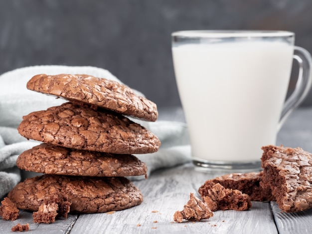 Biscuits brownie sur une table en bois avec du lait. Copiez l'espace.