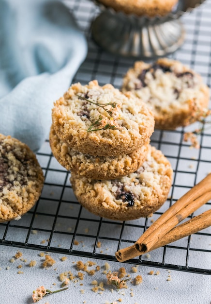 Biscuits buiscuits de pâtisserie festive ronde avec une confiture de framboise sur un fond gris clair