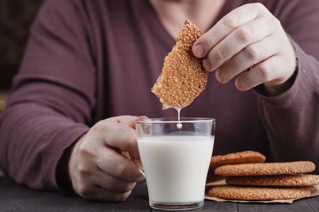 Biscuits cachots dans un verre de lait