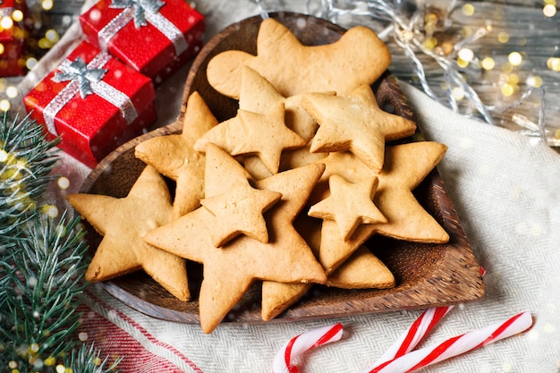 Biscuits cadeaux et des branches de sapin sur une table en bois.