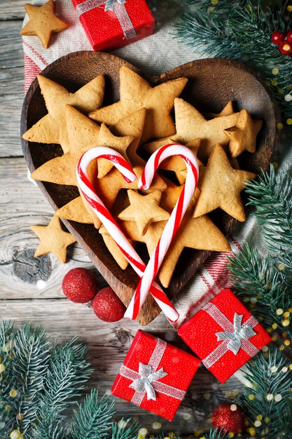 Biscuits cadeaux et des branches de sapin sur une table en bois.