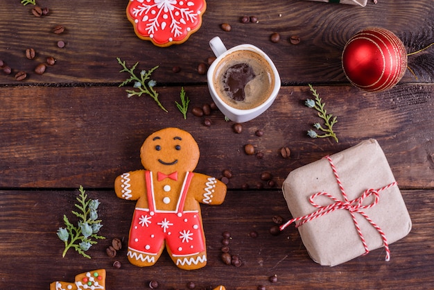 Biscuits et cadeaux de pain d'épice faits maison de Noël