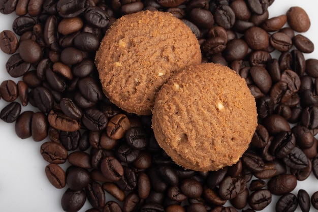 biscuits de café sur fond de grains de café