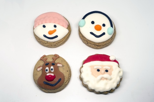 Biscuits à la cannelle de Noël célébrant les vacances fond blanc