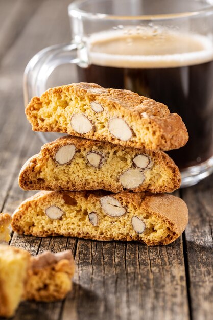 Biscuits cantuccini italiens Biscuits séchés sucrés aux amandes sur table en bois