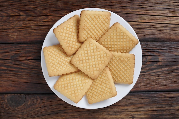 Biscuits carrés sur une assiette