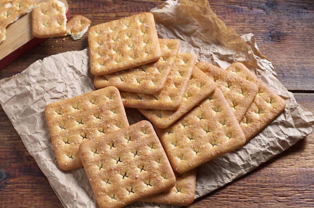 Biscuits carrés sur table