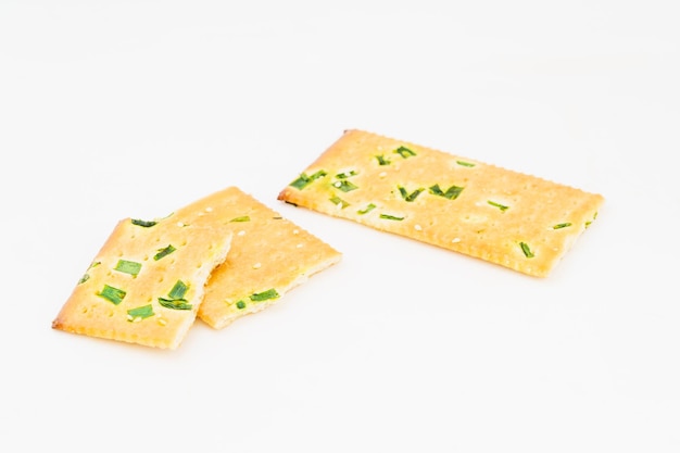 Des biscuits de chive sur fond blanc