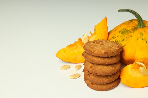 Biscuits à la citrouille sur fond blanc, espace pour le texte.