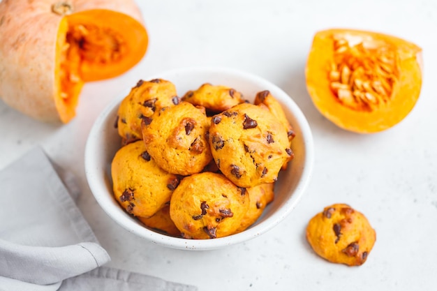 Biscuits à la citrouille avec pépites de chocolat à base de mélange à gâteau dans un bol en céramique blanche