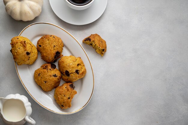 Biscuits à La Citrouille Avec Pépites De Chocolat Biscuits Maison Concept De Nourriture Moche