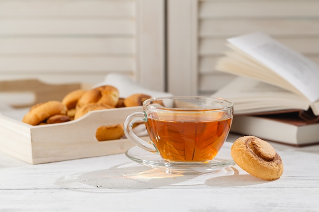Biscuits citrouilles snickerdoodles et tasse de thé