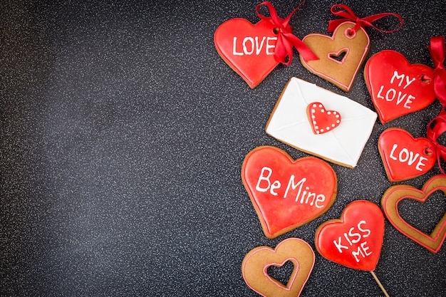 Biscuits coeur avec lettre sur fond sombre