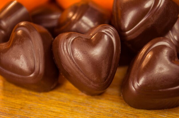 Biscuits coeur de pain d'épice glacés au chocolat