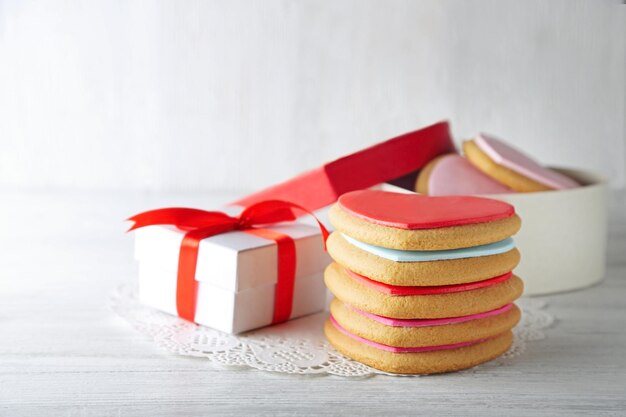 Biscuits coeur Saint-Valentin dans la boîte actuelle sur fond de bois