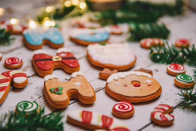 Des biscuits colorés de Noël pour le fond