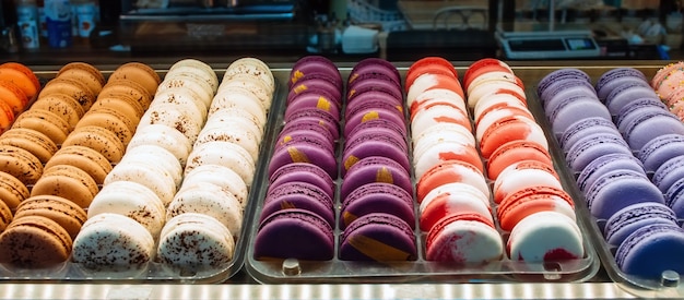 Biscuits colorés série de macarons français, variété savoureuse