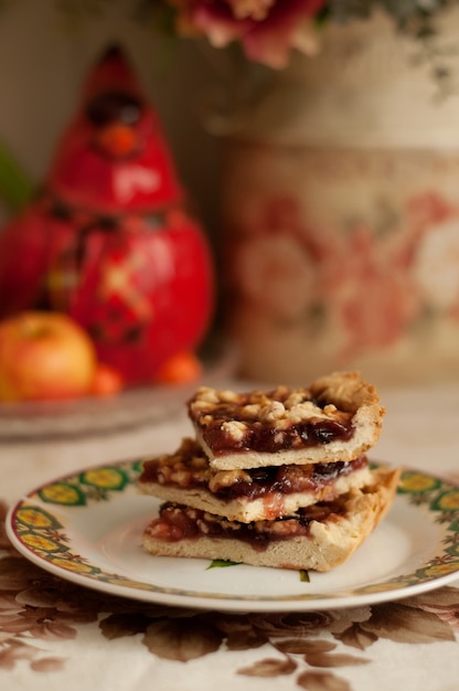 Biscuits à la confiture sur une assiette en forme de lame