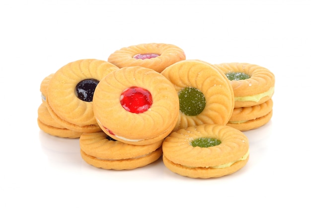 Biscuits à La Confiture De Fruits Isolé Sur Blanc