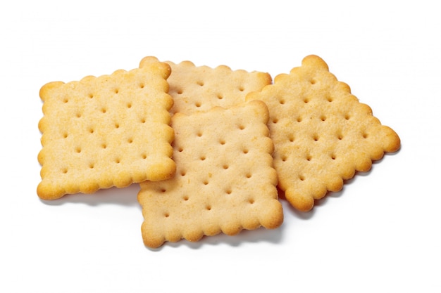 Biscuits de cracker isolés sur fond blanc