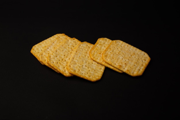 Les biscuits craquelins avec des miettes se trouvent sur le fond