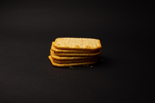 Les biscuits craquelins avec des miettes se trouvent sur le fond