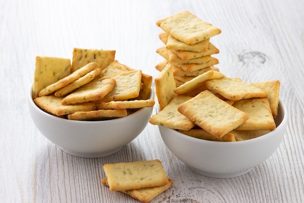 Biscuits craquelins salés secs dans un bol sur la table