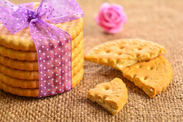 Biscuits de craquelins sur table en bois