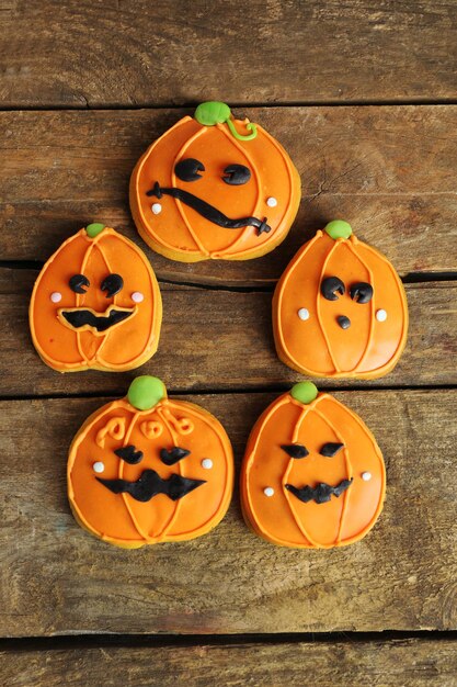 Photo biscuits créatifs pour la fête d'halloween sur fond de bois