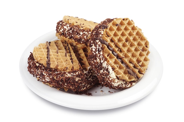 Biscuits à la crème et au chocolat sur fond blanc