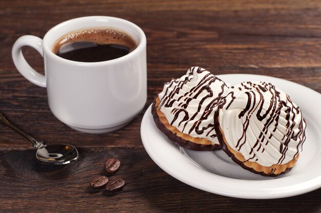 Biscuits à la crème et tasse à café sur table en bois vintage