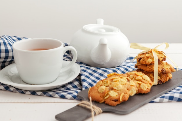 Biscuits croquants faits maison et thé sur une table en bois