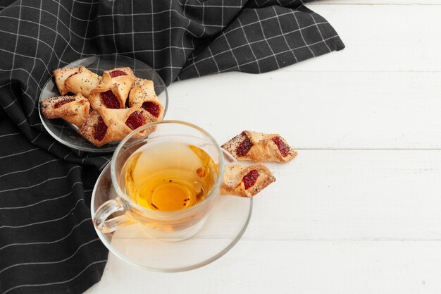 Biscuits croquants faits maison et thé sur une table en bois