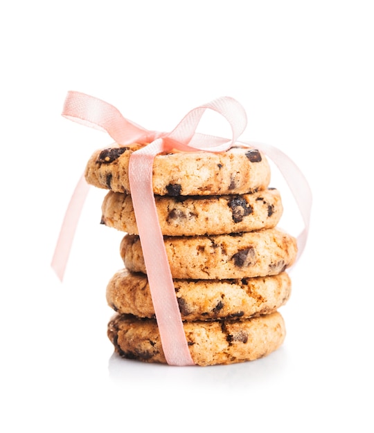 Biscuits croquants avec des gouttes de chocolat isolated on white