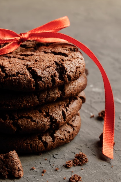 Biscuits croustillants faits maison avec du chocolat