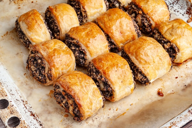 Biscuits croustillants fraîchement cuits au four avec des graines de pavot sur une plaque à pâtisserie