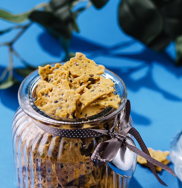 Des biscuits croustillants avec des graines de sésame dans un verre