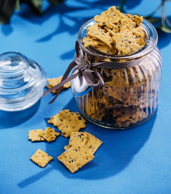 Des biscuits croustillants avec des graines de sésame dans un verre