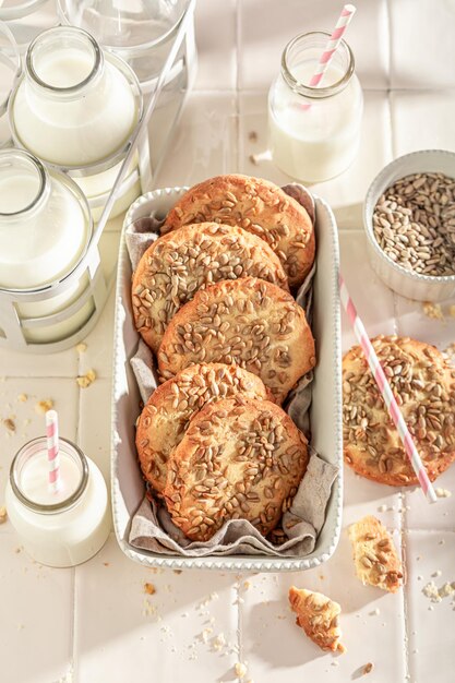 Des biscuits croustillants de graines de tournesol comme dessert sucré