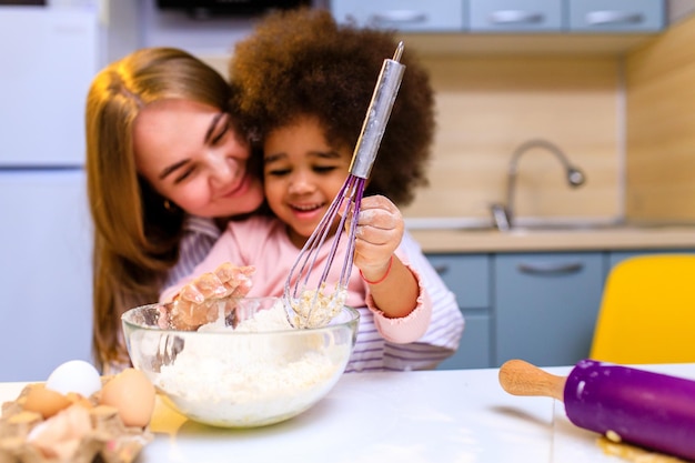 Les biscuits de cuisine familiale polyethnique préparent ensemble le petit-déjeuner à la maison