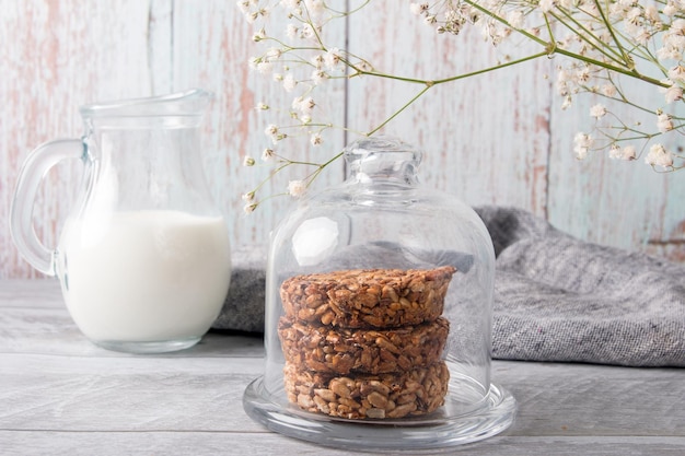 Biscuits cuits au four et une carafe de lait de lait frais Préparation du pain aux épillets de seigle