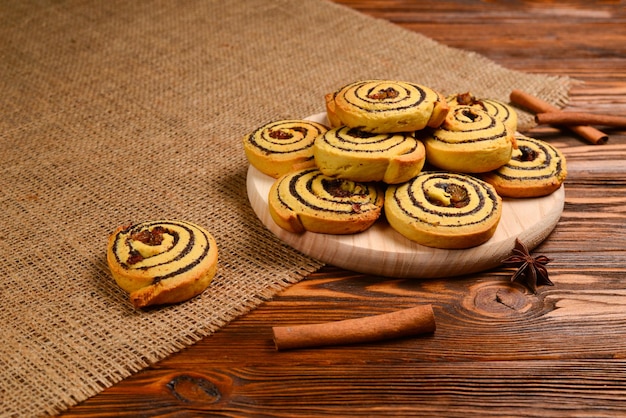 Biscuits cuits au four faits maison avec des raisins secs et des graines de pavot Espace pour le texte ou la conception