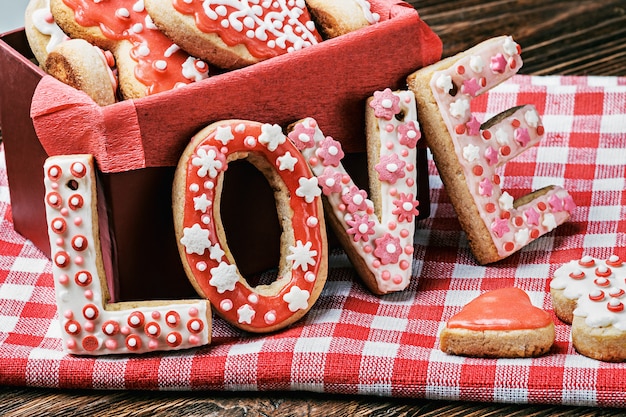 Biscuits cuits au four avec le mot amour