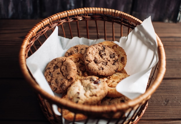 biscuits dans un panier pour Pâques