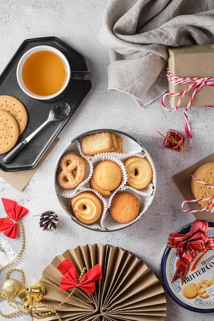 biscuits dans un pot de Noël en métal