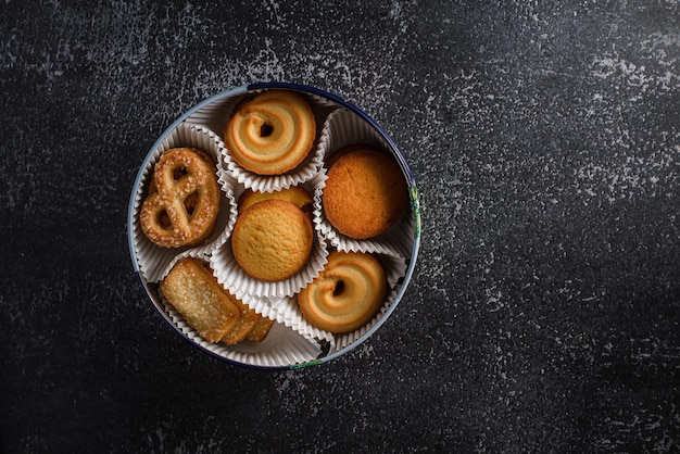 biscuits dans un pot de Noël en métal