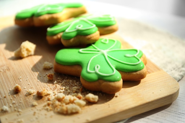 Photo biscuits décoratifs sur planche à découper concept saint patrics day