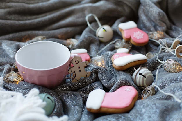 Biscuits et décorations de pain d'épice faits maison de Noël