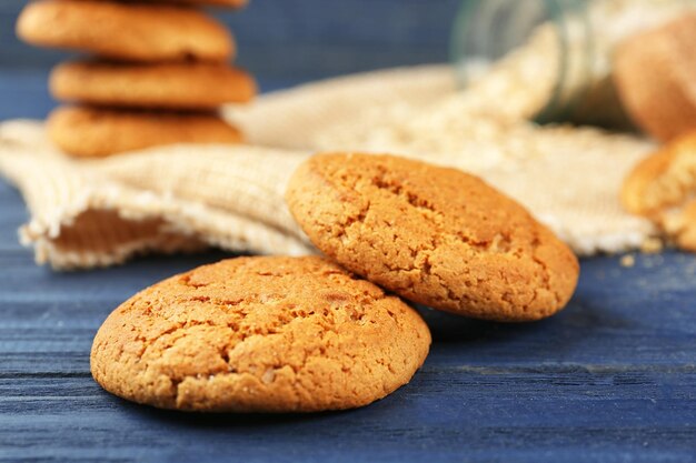 Biscuits diététiques à l'avoine sur fond de bois